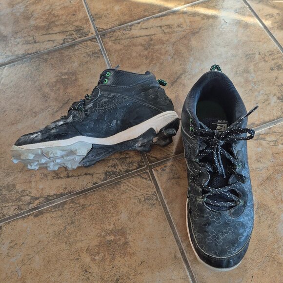 Youth Size 5.5 Under Armour Baseball Cleats - Picture 1 of 4